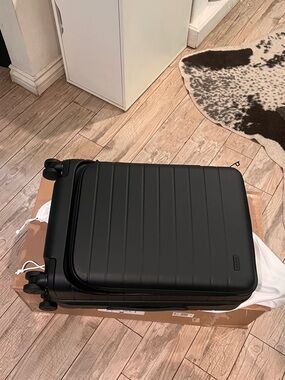 Away Topside Bigger Carry-On in Jet Black • Brand New • Premium Travel Luggage